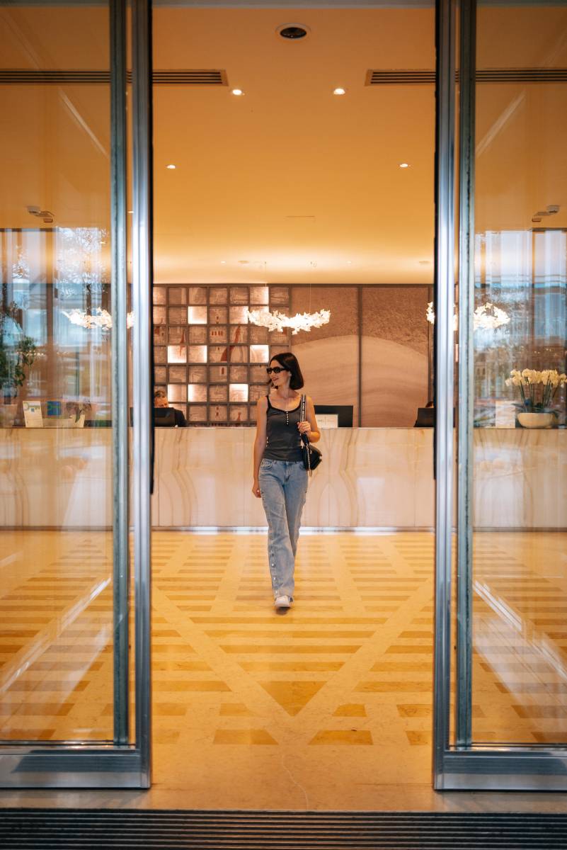 ospite che esce dall'hotel